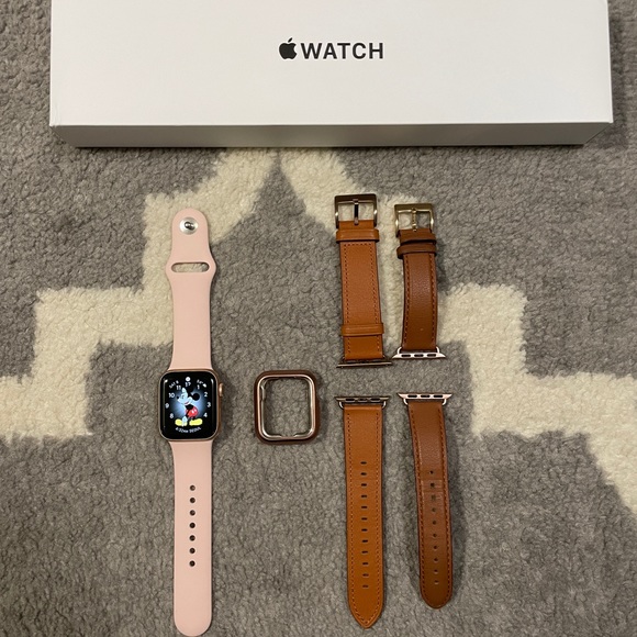 Apple Watch SE 40mm GPS Rose Gold w/box and charger (AppleCare+) - Picture 1 of 2